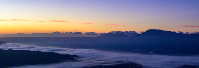 Naklejka na ściany i meble 絶景大自然「日の出・雲海」パノラマ撮影 山頂から最高に美しい朝焼け風景 Superb view nature 