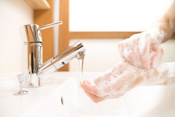 洗面所で手を洗う
