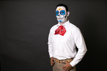 hombre maquillado de catrin para el dia de muertos como tradición mexicana