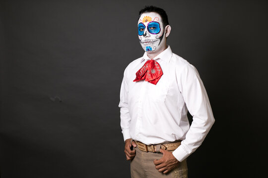 hombre maquillado de catrin para el dia de muertos como tradici&oacute;n mexicana