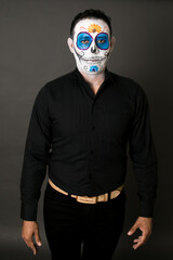 hombre maquillado de catrin para el dia de muertos como tradición mexicana