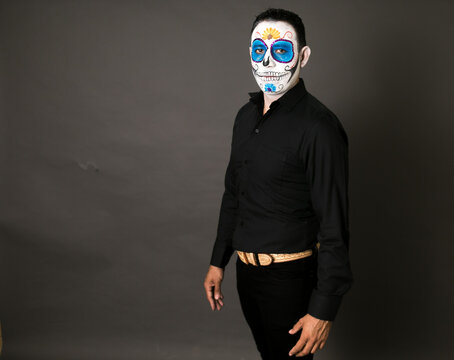 hombre maquillado de catrin para el dia de muertos como tradici&oacute;n mexicana
