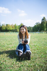 Fototapeta premium 公園にいるカメラ女子