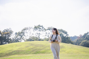 公園を散策するカメラ女子