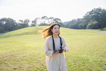 公園を散策するカメラ女子