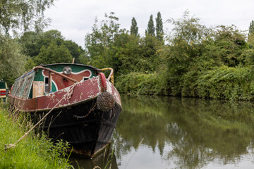 Fototapeta na wymiar house boat on the canal in england