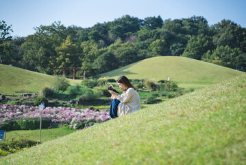 公園を散策するカメラ女子
