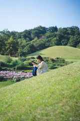 公園を散策するカメラ女子