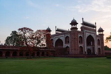 インド　アーグラのタージ・マハルの大楼門と前庭のジラウカーナ