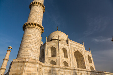 インド　アーグラのタージ・マハルの大理石で作られた墓廟とミナレット