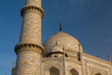 インド　アーグラのタージ・マハルの大理石で作られた墓廟とミナレット