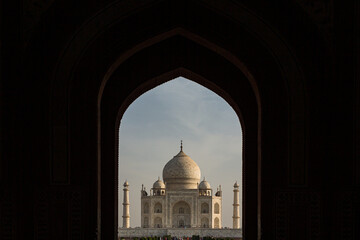 インド　アーグラのタージ・マハルの大楼門から見える墓廟