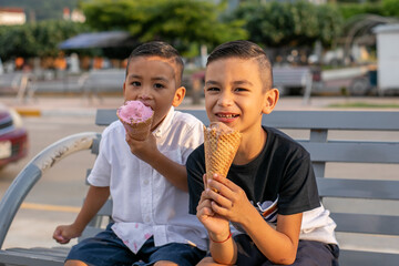 Adorable niño con delicioso helado