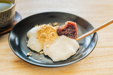 きな粉をのせ餡子を添えた氷餅