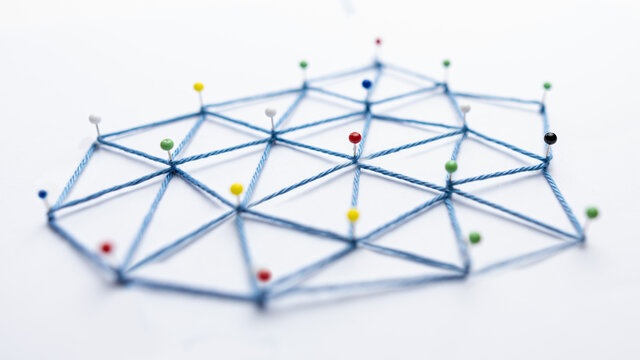 Netzwerk aus Stecknadeln mit vielen Verbindungen
