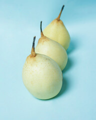 Fresh pears to open your breakfast menu. Pears have a sweet and fresh taste and are also rich in fiber. Pears have benefits for improving gut health and are rich in antioxidants. Focus blur.