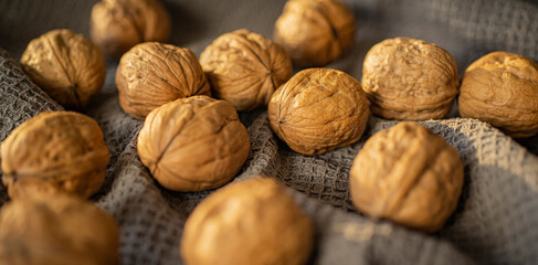 Nueces en paño de cocina. Varias Nueces sobre trapo. Grupo de nueces. Nut, Walnut, Cobnut