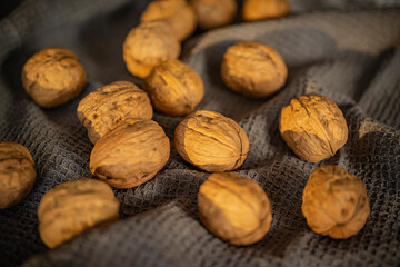 Nueces en paño de cocina. Varias Nueces sobre trapo. Grupo de nueces. Nut, Walnut, Cobnut