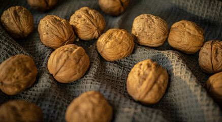 Nueces en paño de cocina. Varias Nueces sobre trapo. Grupo de nueces. Nut, Walnut, Cobnut