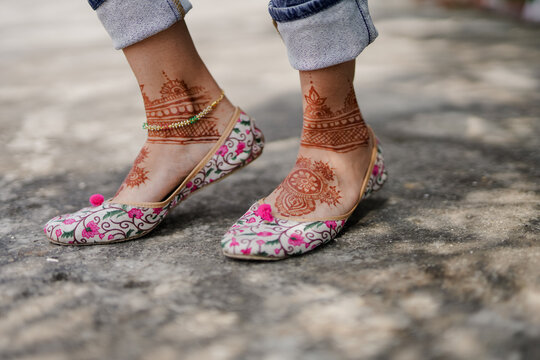 The Hindu Indian Wedding bridal shoes Anklets and Payal Pictures . " selective focus " "blur" "shallow deapth of field "

