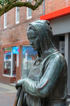 Bronzestandbild "Peterke de Boer" (die Straßenkehrerin) in der Fußgängerzone in Emden, Ostfriesland