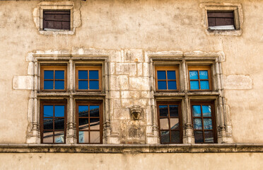 Fenêtres anciennes à Bourg-en-Bresse, Ain, France