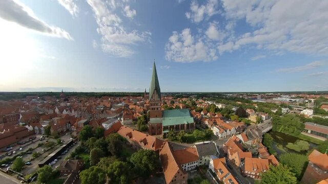 L&uuml;neburg Innenstadt mit Kirche im Sommer