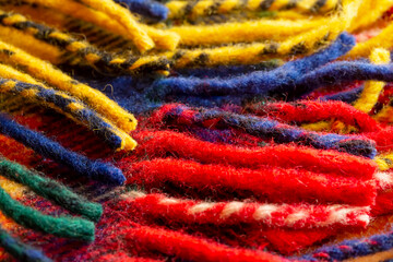 赤と黄色と紺と緑の毛糸のテクスチャ　パターン
