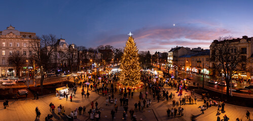Obraz premium Christmas tree near Opera House in Lviv, Ukraine. View from drone