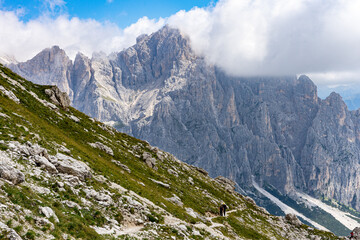 Fototapeta na wymiar Höhenwanderung in den Südtiroler Dolomiten: Panoramablick auf der Hochebene des Rosengarten / Vajolet-Tal