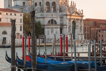 Venezia. Gondole al Canal Grande sullo sfondo della Salute