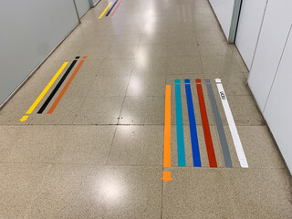 Colored signs in the form of arrows painted on the ground