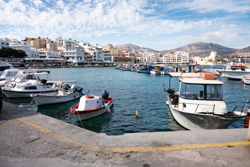 Fototapeta na wymiar Promenade im Hafen von Karpathos Stadt mit Tavernen und Fischerbooten, Insel, Griechenland, Schiffe, Boote, Urlaub, Reise, reisen