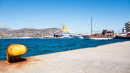 Hafen mit einer Fähre, Karpathos Stadt, Insel, Griechenland, Schiff, Boot, Anlegestelle, Urlaub, Reise, reisen, Schifffahrt.