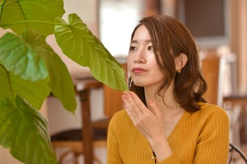 リビングにてくつろぐ美しい日本人女性の表情