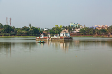 Fototapeta na wymiar インド　ブバネーシュワルの池の中にあるナラヤニ寺院