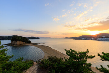 夕日とエンジェルロード（干潮時）　香川県小豆島　 Sunset and Angel Road (At low tide) Kagawa-ken Shodoshima