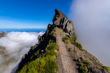 Madeira Pico do Arieiro Miradouro Pedra Rija Portugal Aussichtspunkt Wanderweg steil Wolken Treppen Pico Ruivo Attraktion Trekking Berge Gipfel blauer Himmel Vulkan Symbol hoch Insel Panorama Horizont - obrazy, fototapety, plakaty
