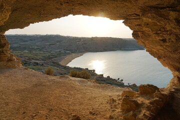 Blick über die Ramla-Bucht von der Höhle Tal Mixta aus aurf der Mittelmeerinsel Gozo, Malta