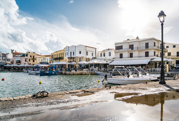 Rethymnon, Kreta, Griechenland; Touristenattraktion, alter Hafen mit vielen Restaurants und die Skyline der historischen Stadt