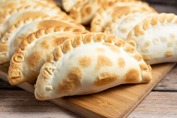 docena de empanadas en tabla de madera