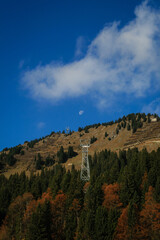 Sonnenschein und Mond im Herbst