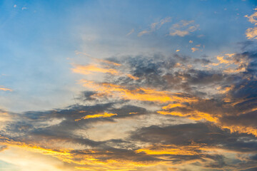 Fototapeta na wymiar beautiful shape of clouds with the sun shining in the evening.
