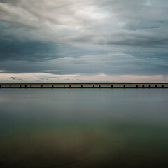 Puente frente al mar.