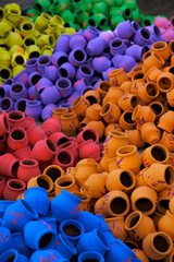 Obraz premium A potter prepares earthen colorful pots ahead of Hindu festival Laxmi poojan (Diwali)
