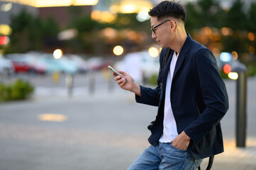 スマートフォンを見るショートヘアーの男性