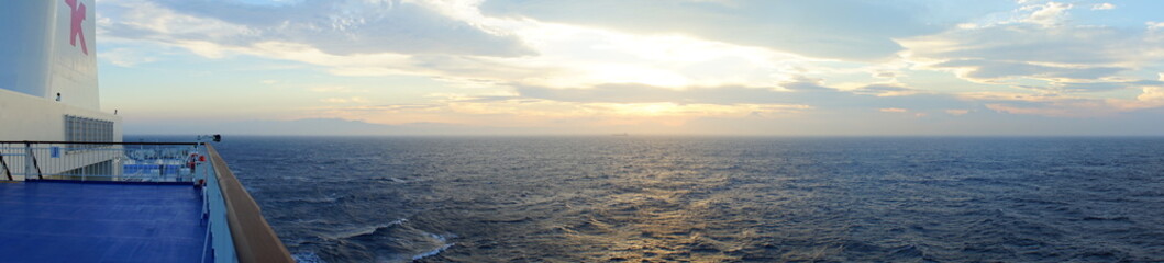 Fototapeta na wymiar Sunset view from ferry in pacific ocean - フェリーからの太平洋の夕日