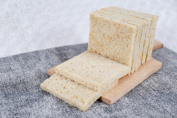 Toasted whole wheat bread no skin, wheat bread toast.