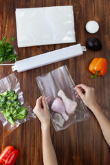 The process of preparing chicken legs for vacuum packaging and sealing
