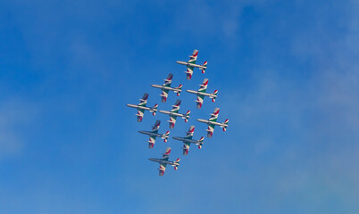 Freccie Tricolori, Airplane in formation